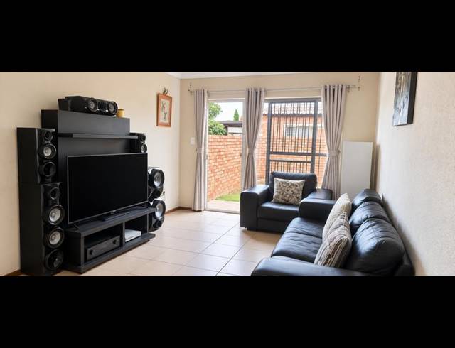 3 BEDROOM TOWNHOUSE FOR SALE IN HEUWELSIG ESTATE